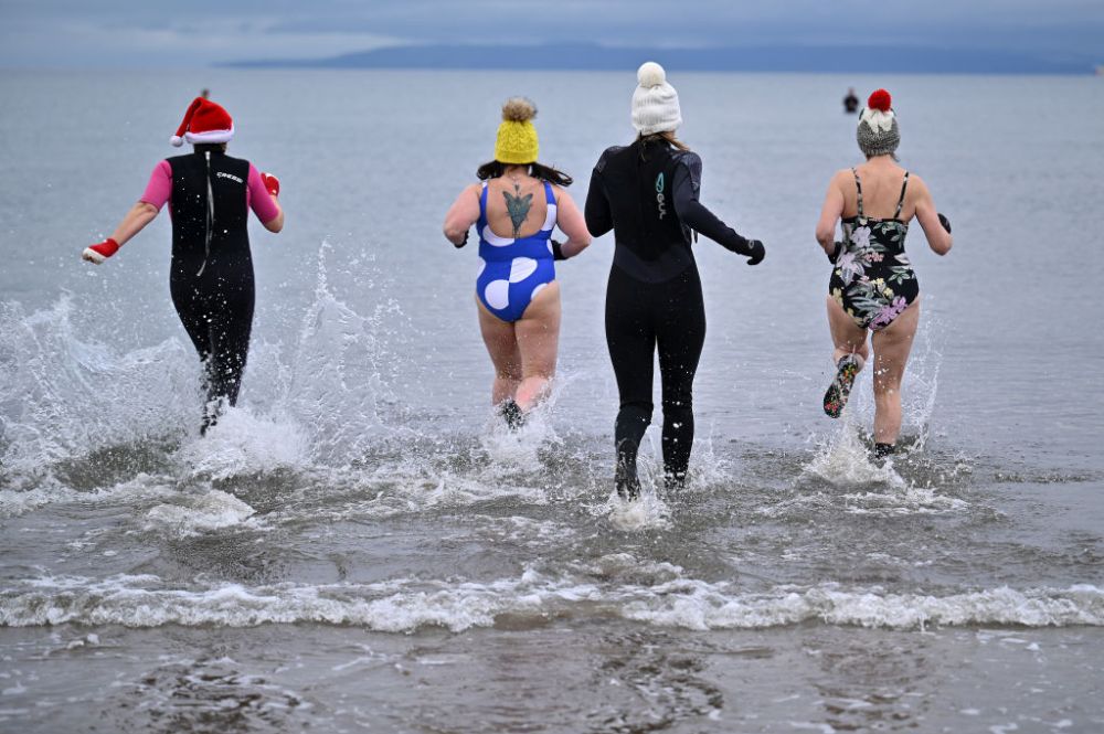 Доброволци участваха в благотворителното плуване Boxing Day на плажа в град Еър, Шотландия в подкрепа на болните от рак