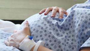 Лекари спасиха родилка изпаднала в клинична смърт по време на