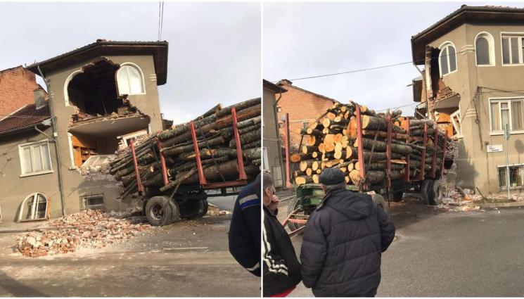 ре - Ремарке с дърва се вряза в къща в Белица и я разруши