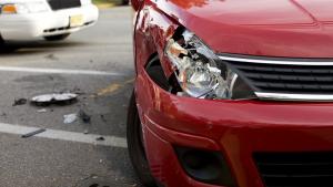 Шофьор се заби в табела на бензиностанция на главния път