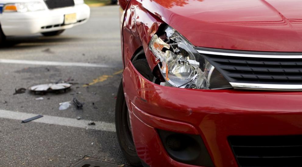 Два автомобила с 18-годишни шофьори зад волана катастрофираха в Ямбол.