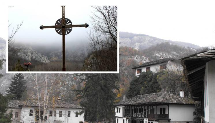 Вазов манастир - Вдигат светещ кръст над  манастира на Дядо Вазов