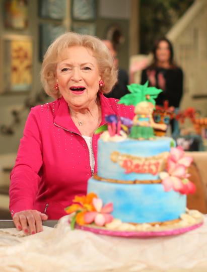 <p>Торта за 93-ия ѝ рожден ден на снимачната площадка на &bdquo;Жега в Кливланд&ldquo;, 2015 г.</p>