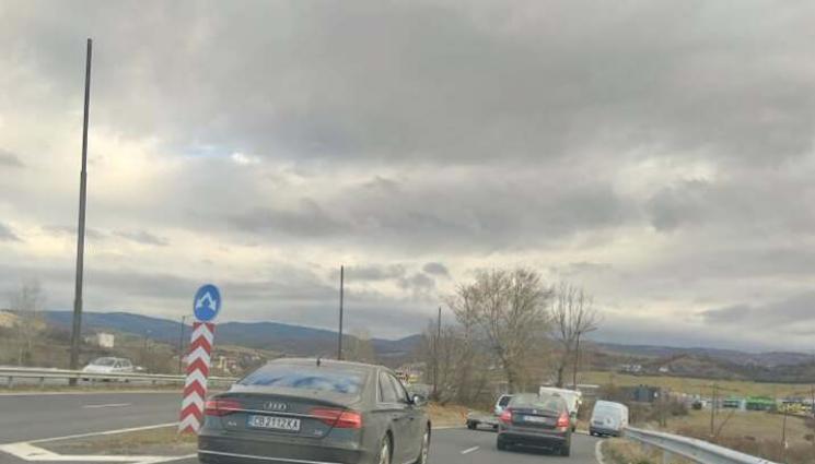 катастрофа Железница - Верижно меле с 5 автомобила блокира пътя за Гърция, опашката е огромна (СНИМКИ)