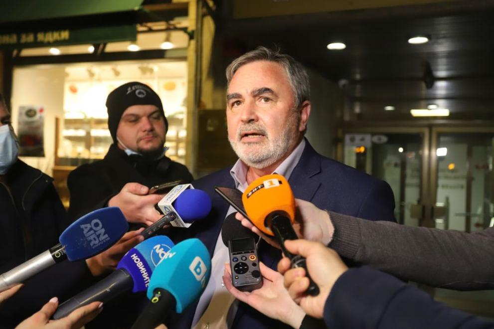 Главният държавен здравен инспектор доц. Ангел Кунчев даде брифинг пред медиите