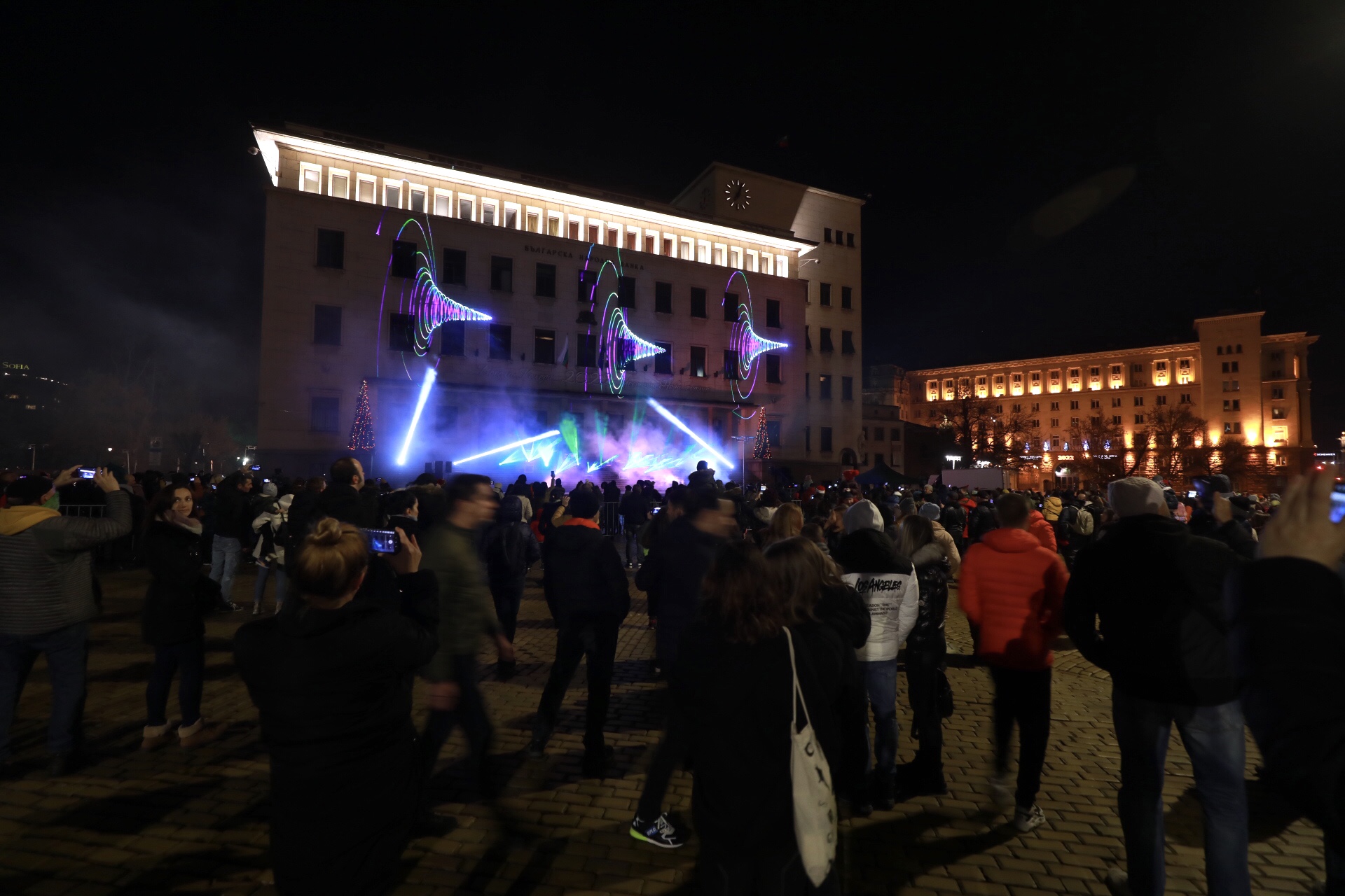 София ще посрещне Новата година без традиционния празничен концерт. Столицата се лиши и от новогодишна заря. 2021 година обаче столичани изпращат с 15-минутно светлинно шоу