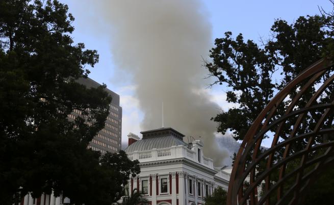 Голям пожар в парламента в Кейптаун (СНИМКИ)