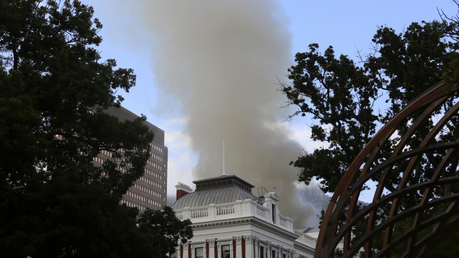Голям пожар в парламента в Кейптаун (СНИМКИ)