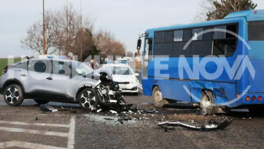 Катастрофа между автобус и автомобил край Русе, има пострадали
