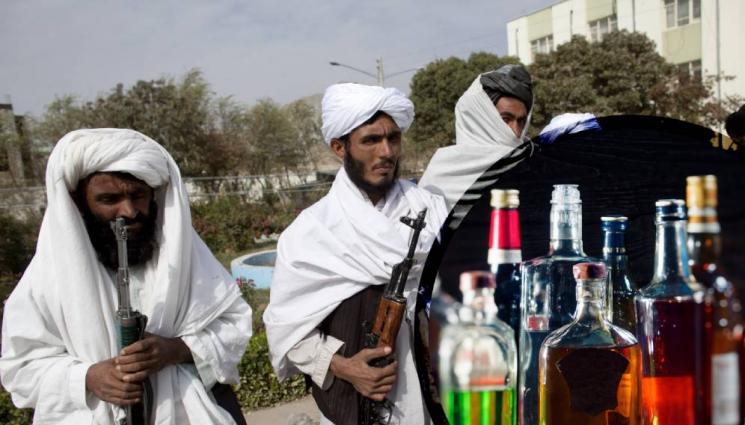 талибани - Талибаните унищожиха показно над 3000 литра алкохол (ВИДЕО)