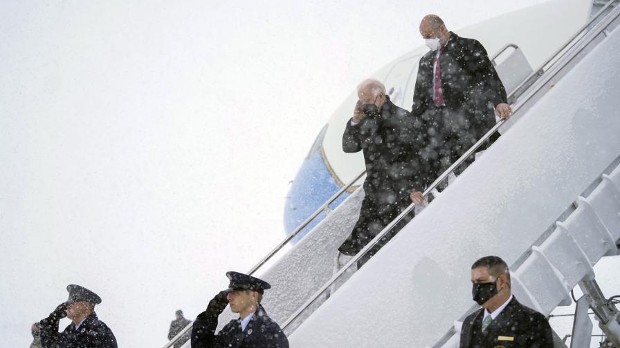 <p>Байдън срещу снега: Видео на президента&nbsp;стана хит онлайн</p>