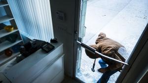 В Плевенско е разкрит извършителят на въоръжен грабеж от магазин  съобщиха