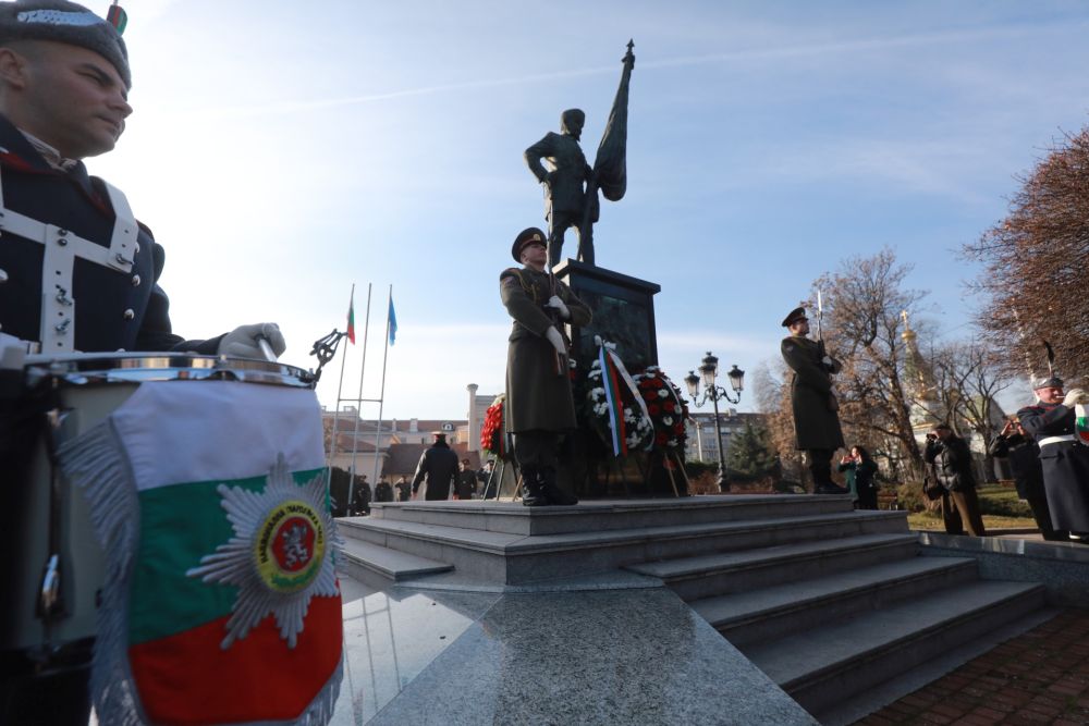 Всеки, който желае, може да поднесе венци и цветя пред паметника на Българския опълченец