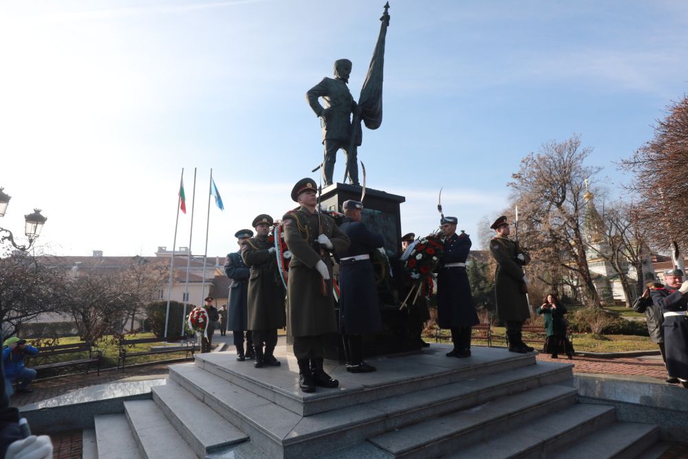 Всеки, който желае, може да поднесе венци и цветя пред паметника на Българския опълченец
