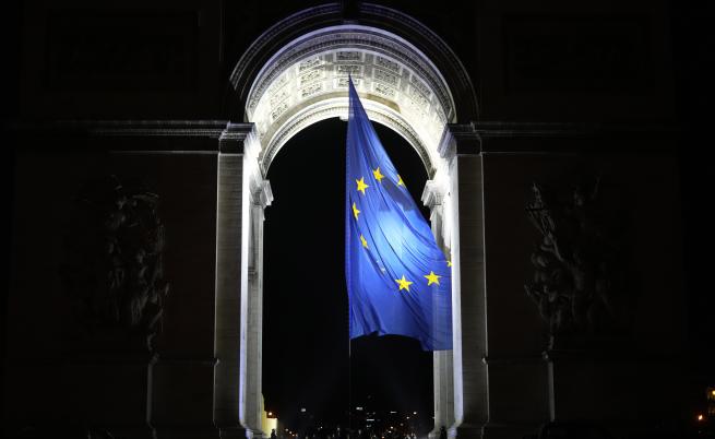 Скандал във Франция заради окачването на знамето на ЕС на Триумфалната арка
