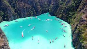 Тайландският залив Мая Бей прославил се благодарение на филма Плажът