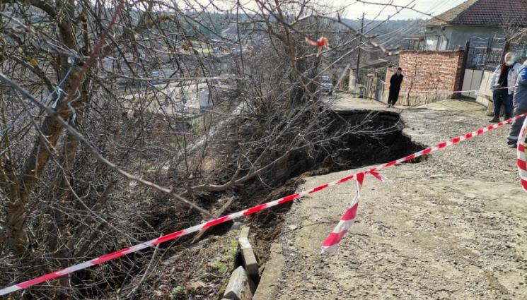 Ветово свлачище - Улица се срути във Ветово, къщи са застрашени от рухване