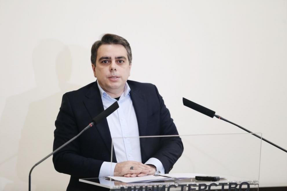 Вицепремиерът и финансов министър Асен Василев представя на брифинг пред