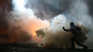 Казахстанската полиция използва светошумови гранати след като стотици протестиращи се