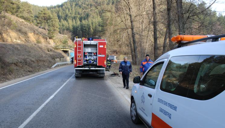 катастрофа - МЕЛЕ: Челен удар между тир и автобус с работници от 