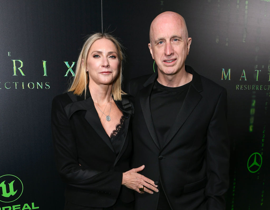 Сара МакТийг и продуцентът Джеймс МакТийг на премиерната прожекция на червения килим в САЩ на „The Matrix Resurrections“ в Сан Франциско, Калифорния