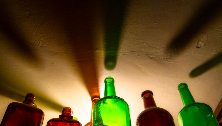 бутилки - В Ирландия борят пиянството с фиксирана минимална цена на алкохола