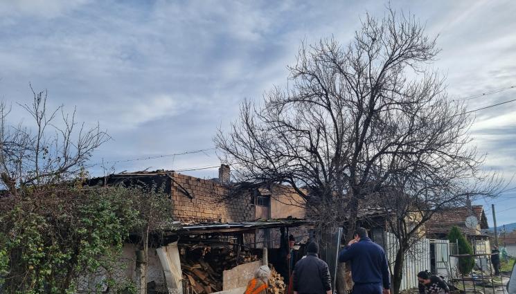 изгоряла къща - Жената на Чолака щяла  да скача в огъня за него, съседи спасили дома на стария кожар в Търговище