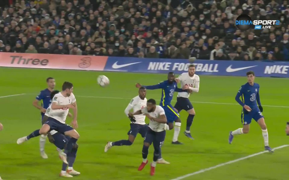 В 35-ата минута домакините удвоиха преднината си. Хаким Зиеш центрира