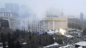 Въоръжени лица обкръжиха две големи болници в Алмати и не