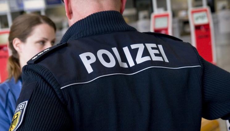 полицай - Фалшив полицай с антиваксърски наклонности стои пред център за ваксинация и отпраща желаещи да се боцнат