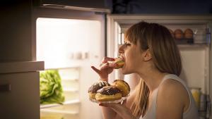Храненето през нощта повишава нивото на кръвната захар в човешкото