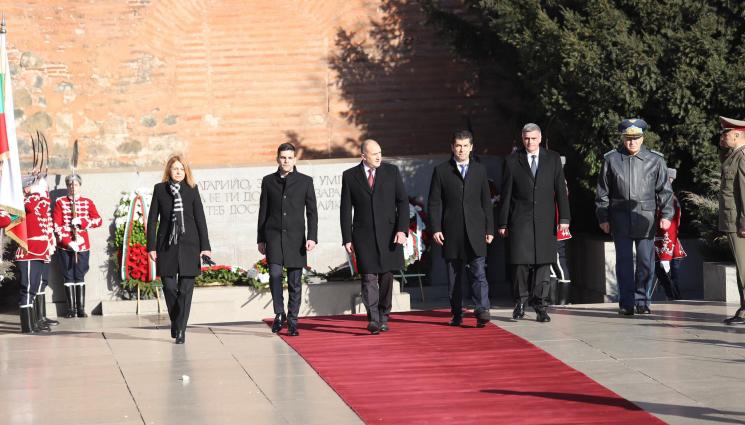 Радев Богосве знамена - Радев: Към момента няма нужда от увеличаване на контингента на НАТО у нас