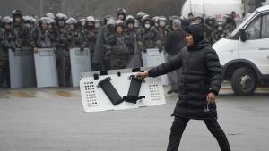 Силна стрелба избухна в Алмати където от няколко денонощия не