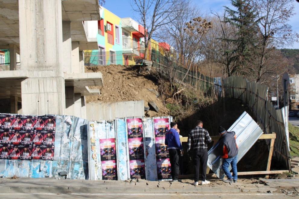 Част от бетонната ограда на детска градина в Благоевград рухна