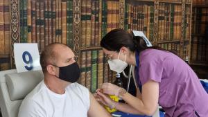 Президентът Румен Радев се ваксинира с бустерна доза срещу COVID 19