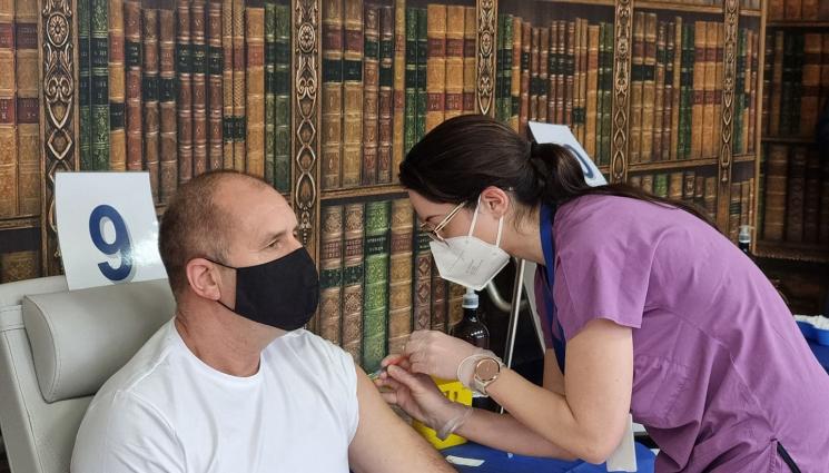 Радев - Президентът Румен Радев си постави трета бустерна доза