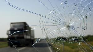Пътнотранспортно произшествие между камион трактор и лек автомобил е станало