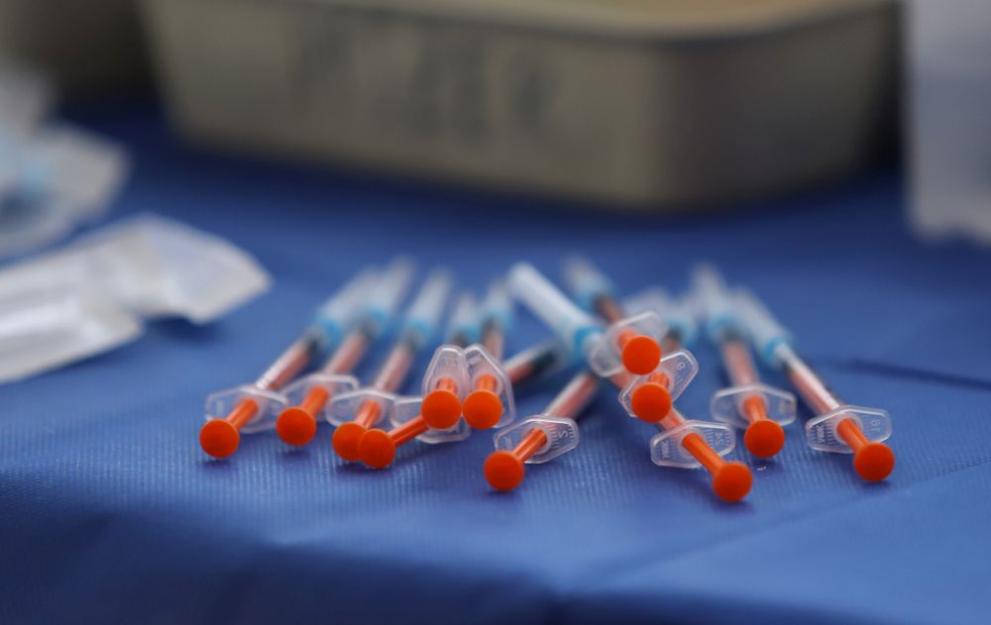 Две години след първите случаи на COVID-19 хората изглежда все