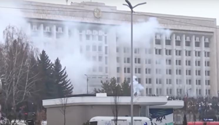 Алмати - Протестиращи в Казахстан подпалиха сградата на телевизия „Мир“ в Алмати (ВИДЕО)