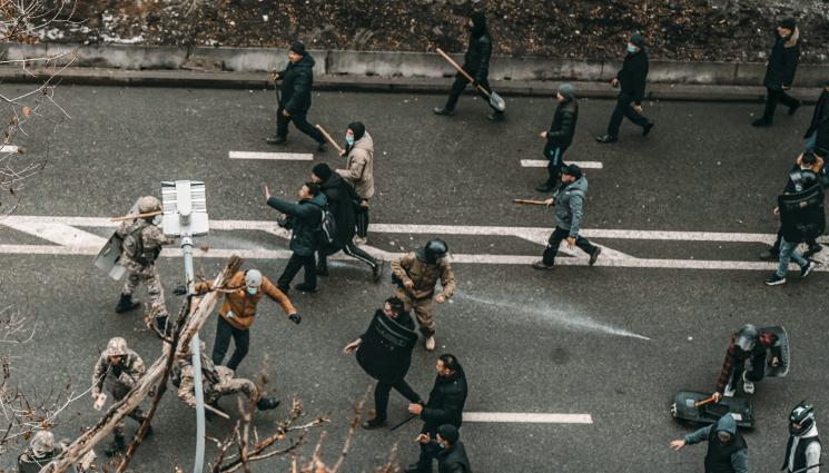 казахстан - Бившият казахстански президент Назабраев все пак не е избягал, проговори със седмица закъснение