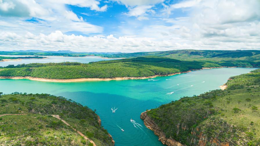 Част от скала падна върху лодка с туристи в Бразилия