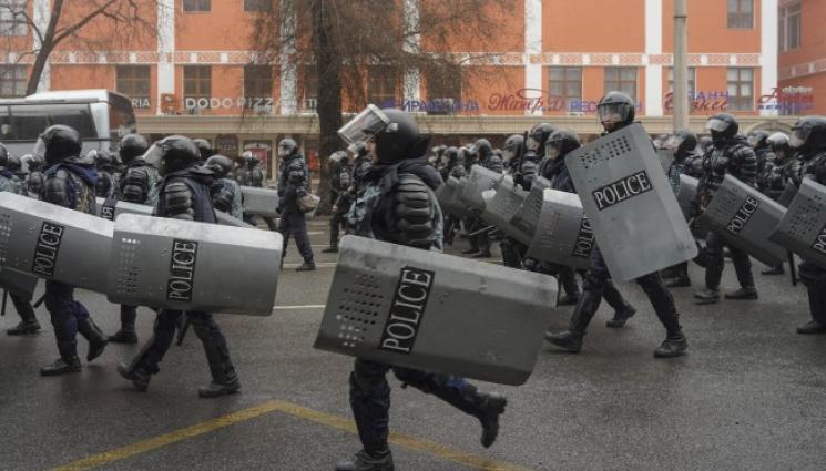 полиция - 16 души от силите за сигурност са убити при размириците в Казахстан