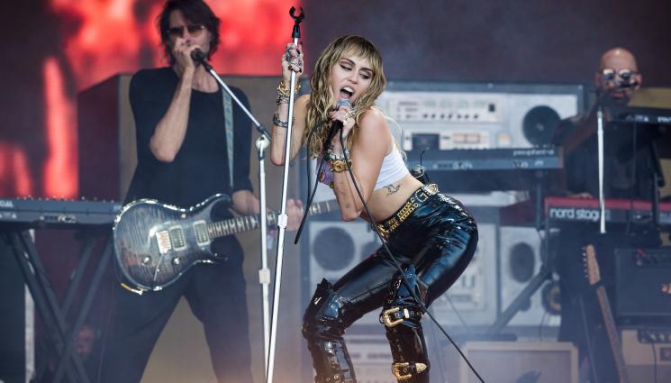 Майли Сайръс - Майли Сайръс се хвана с барабанист