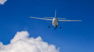 Самолетът превозващ Майли Сайръс до Парагвай беше принуден да кацне