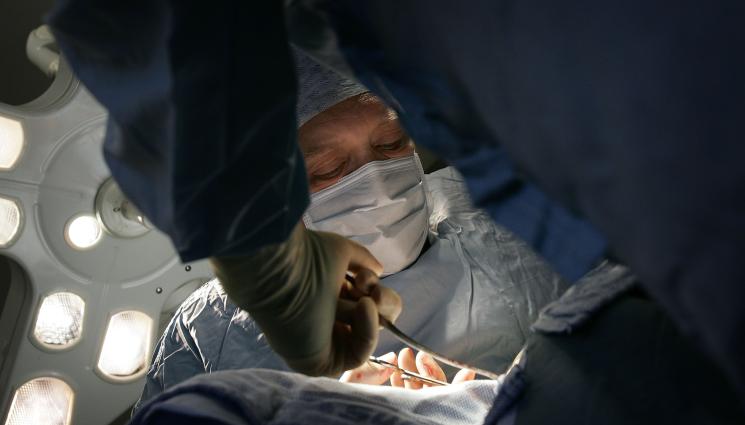 операция - ЗА ПЪРВИ ПЪТ: Успешно присадиха свинско сърце на човек (ВИДЕО)