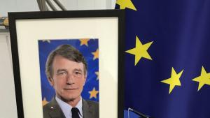 Институциите на ЕС спуснаха европейските знамена наполовина в знак на
