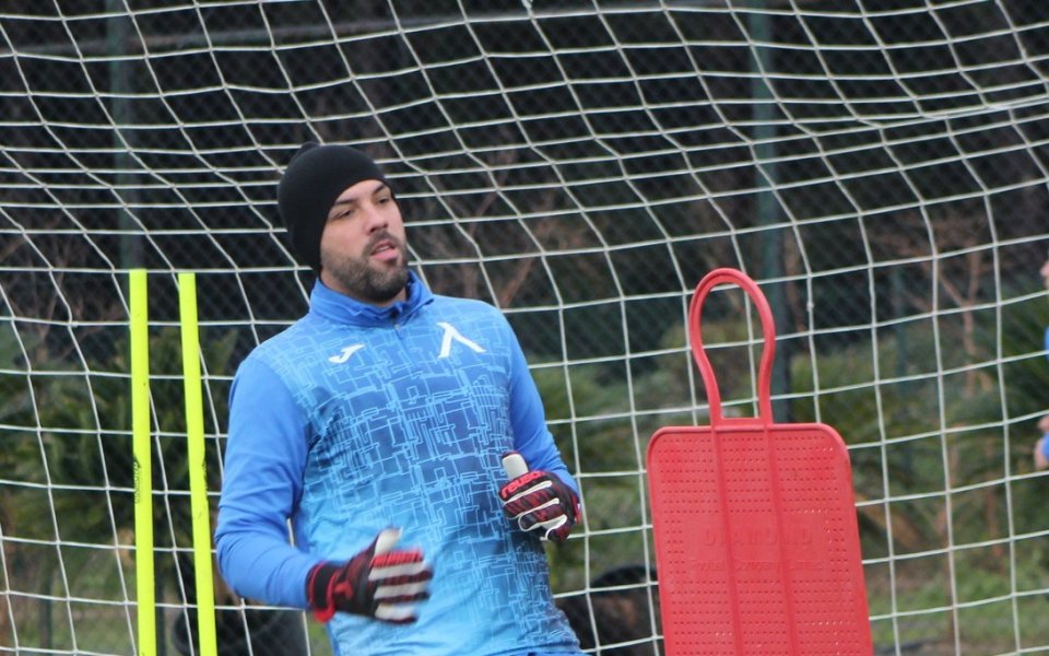 Капитанът на Левски Николай Михайлов ще пропусне контролата с Бохемианс.