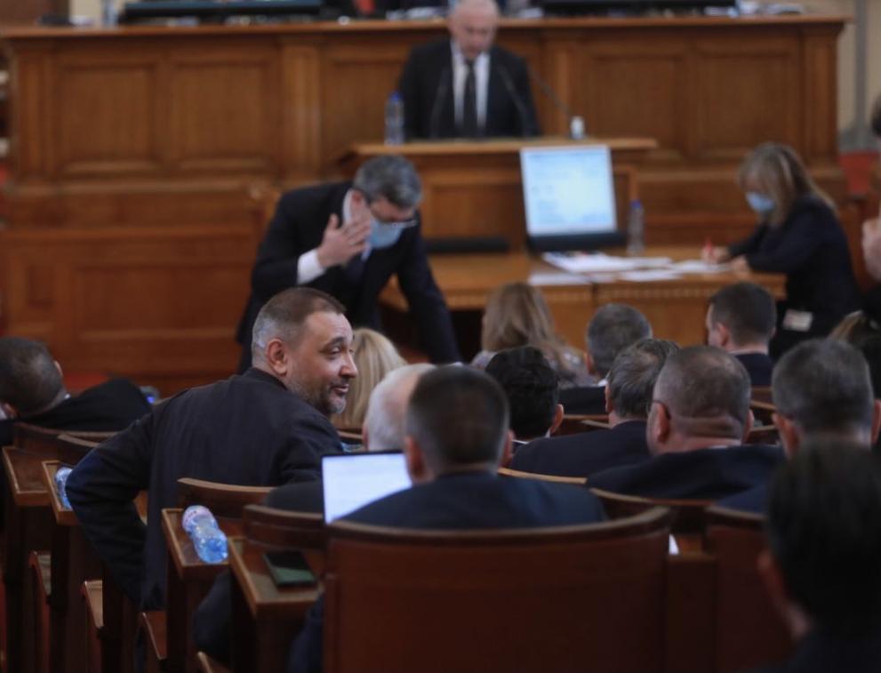 Опозицията и управляващите започнаха днешното редовно заседание със спор около дневния