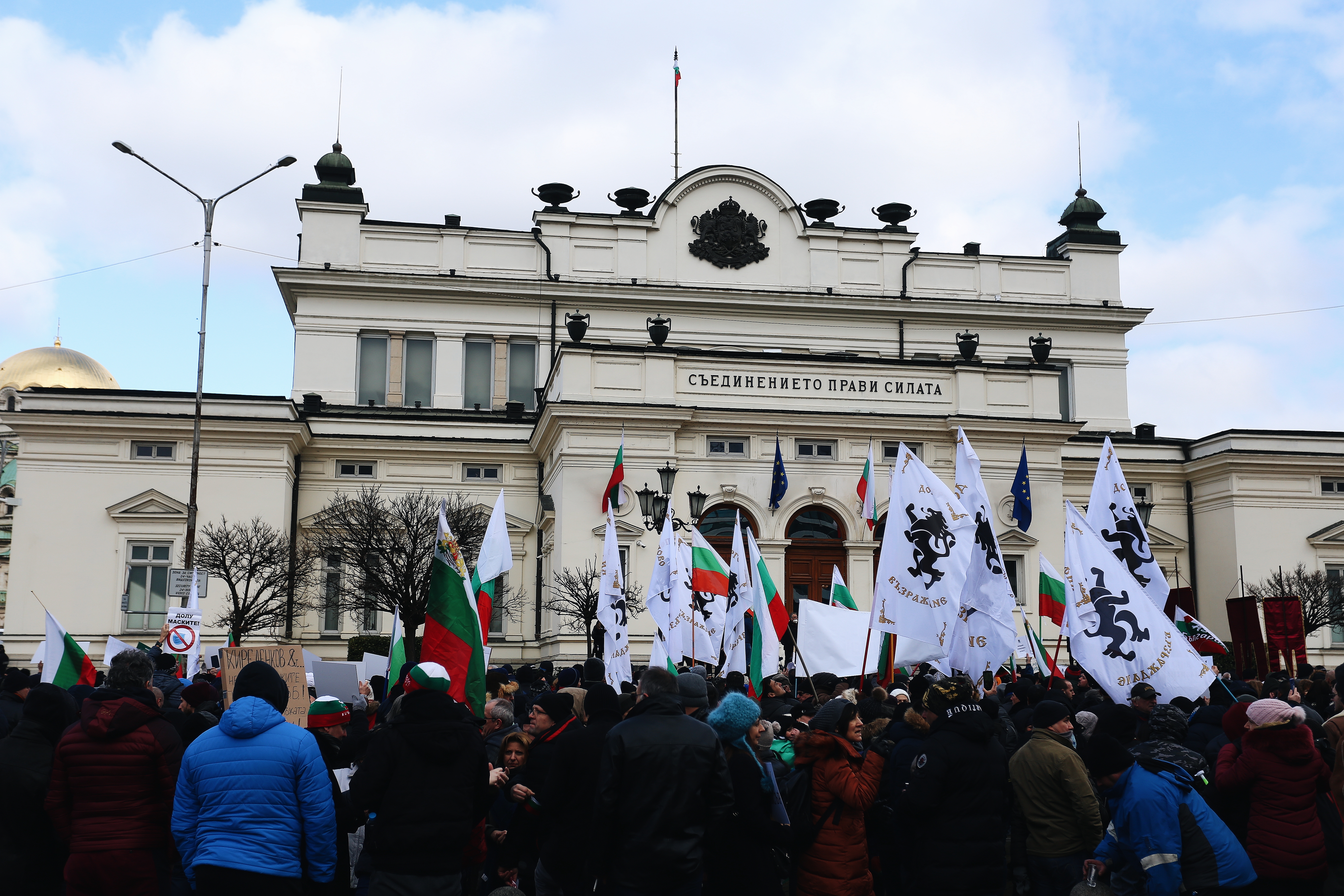 <p>За кратко ескалира напрежението на протеста срещу зеления сертификат пред парламента. След това протестът премина в шествие до Министерство на здравеопазването, където министър Асена Сербезова се срещна с част от демонстрантите</p>