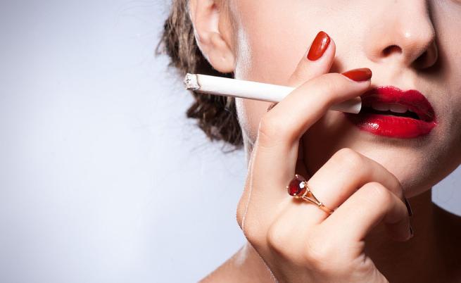 Защо жените отказват цигарите по-трудно?